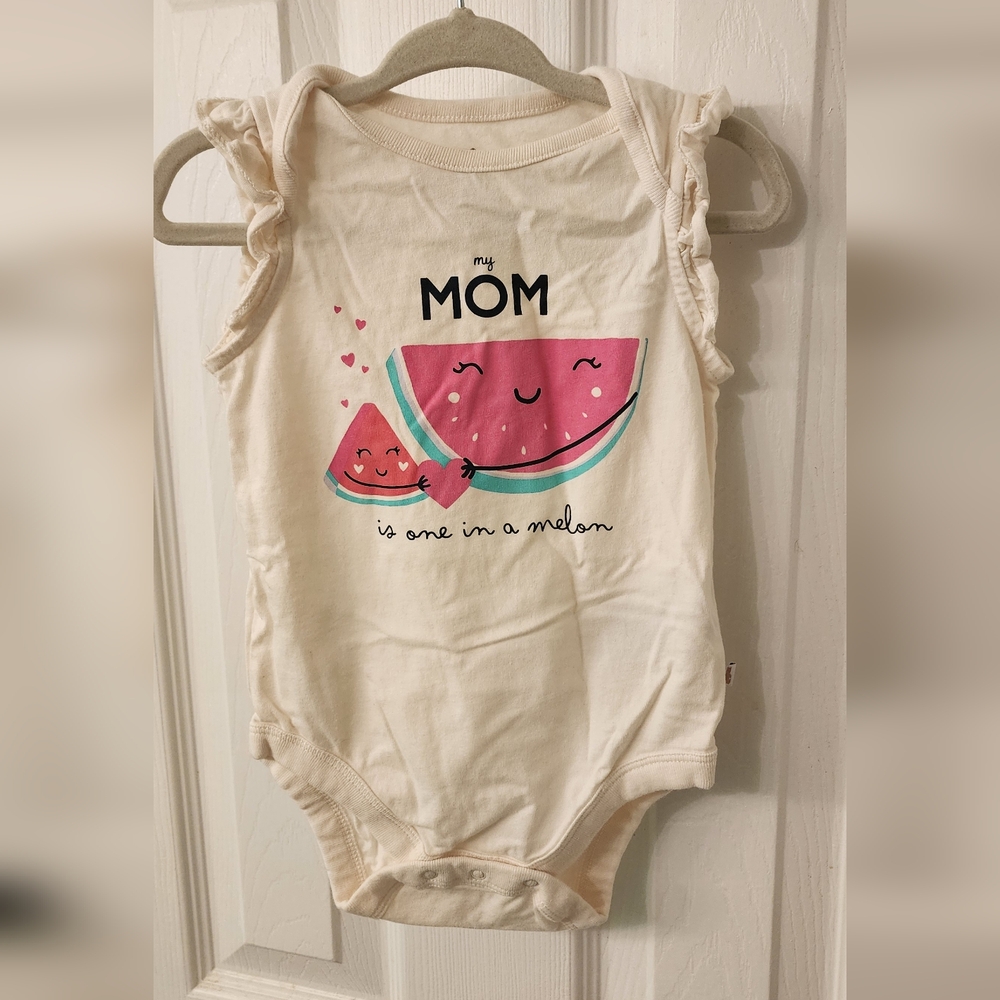 Baby gap, onesie, size 6 to 12 M, cream colored.